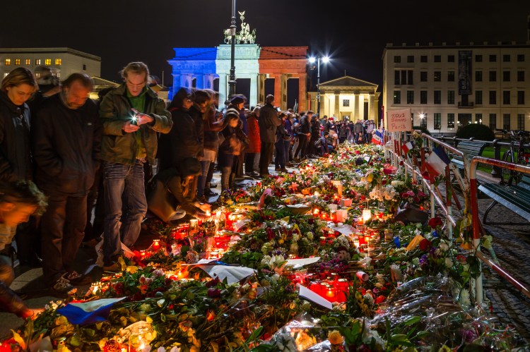 The Brandenburg Gate illuminated in the colours of the French flag - Photo: Chris Zi (CC BY-NC-ND 2.0)